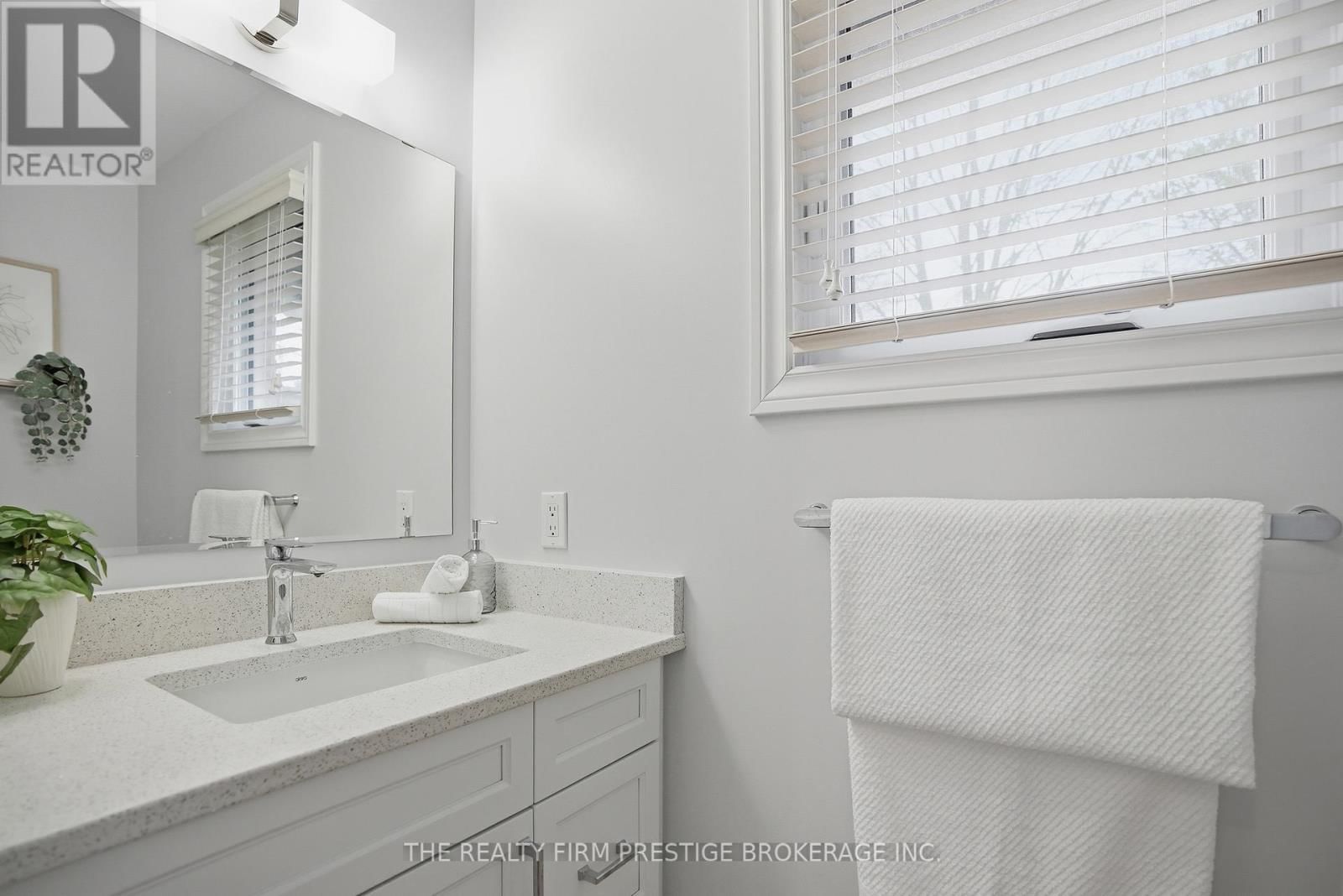 1050 MAHOGANY CRESCENT Image 25