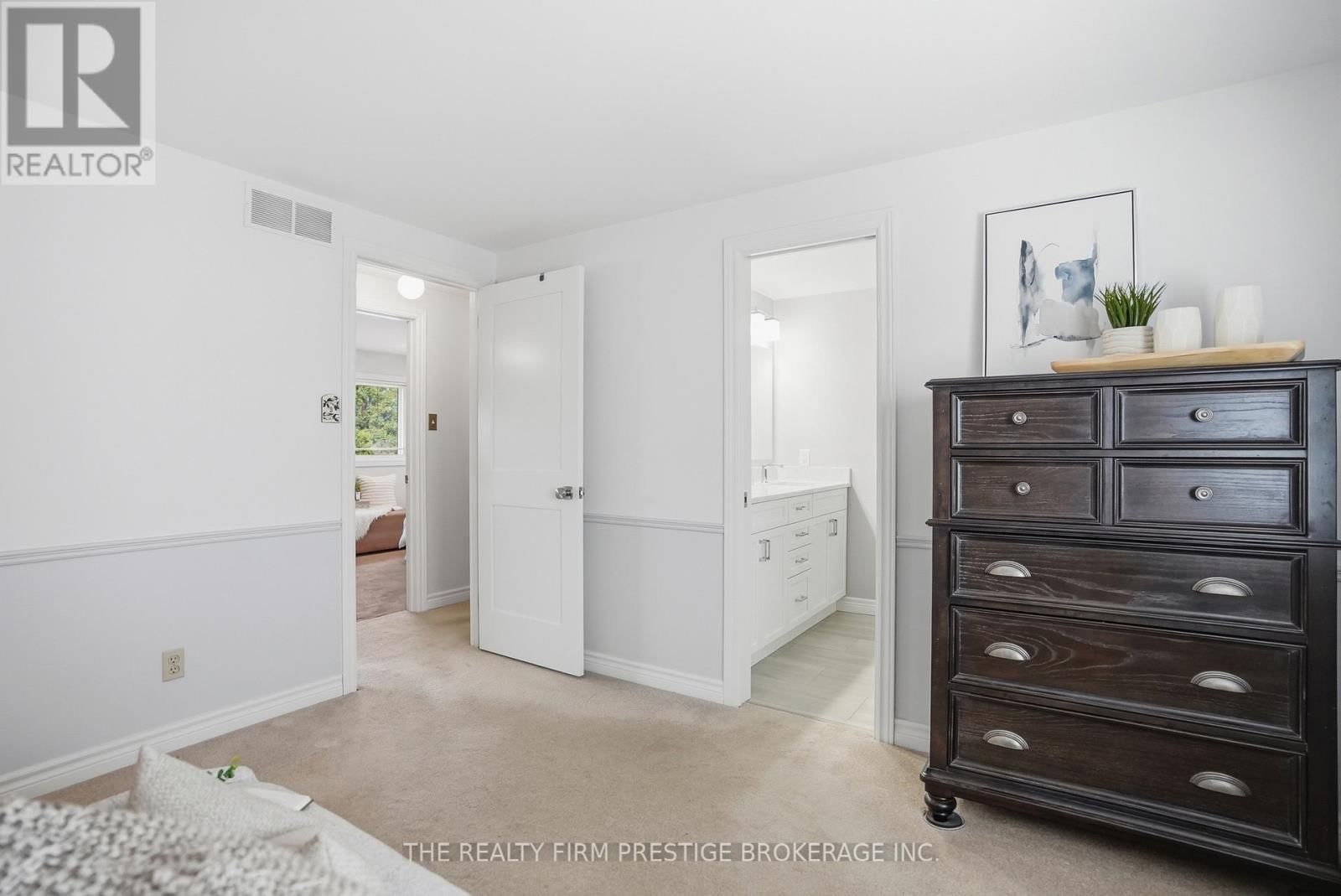 1050 MAHOGANY CRESCENT Image 27