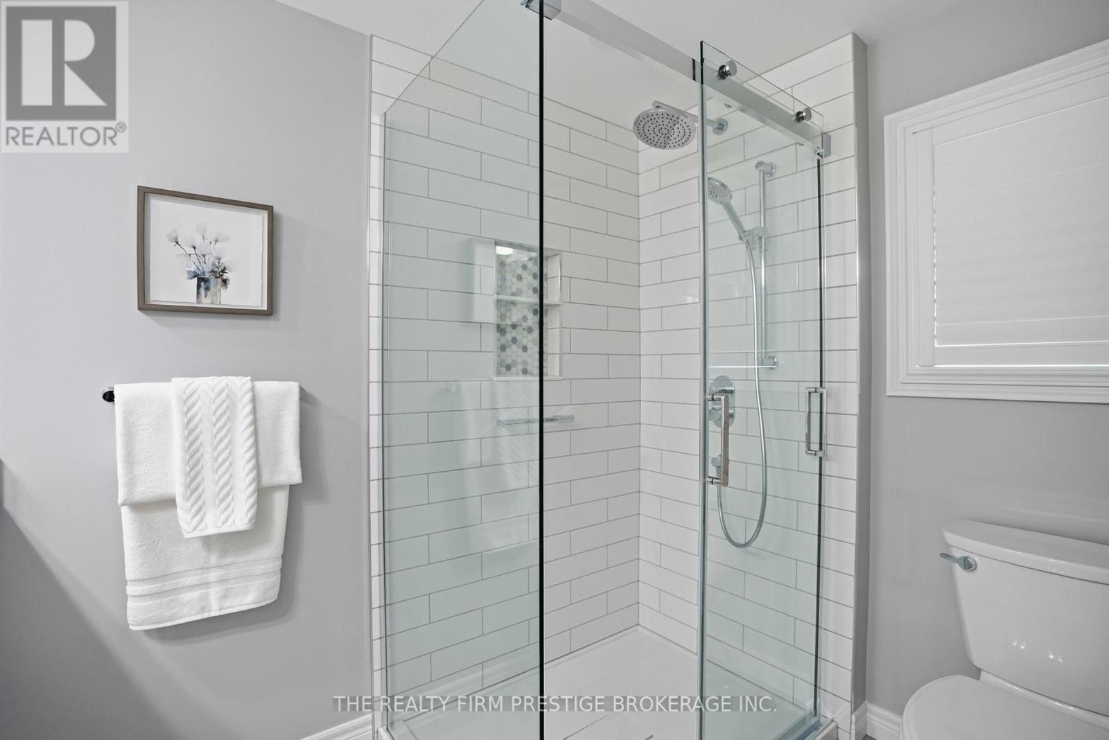 1050 MAHOGANY CRESCENT Image 29