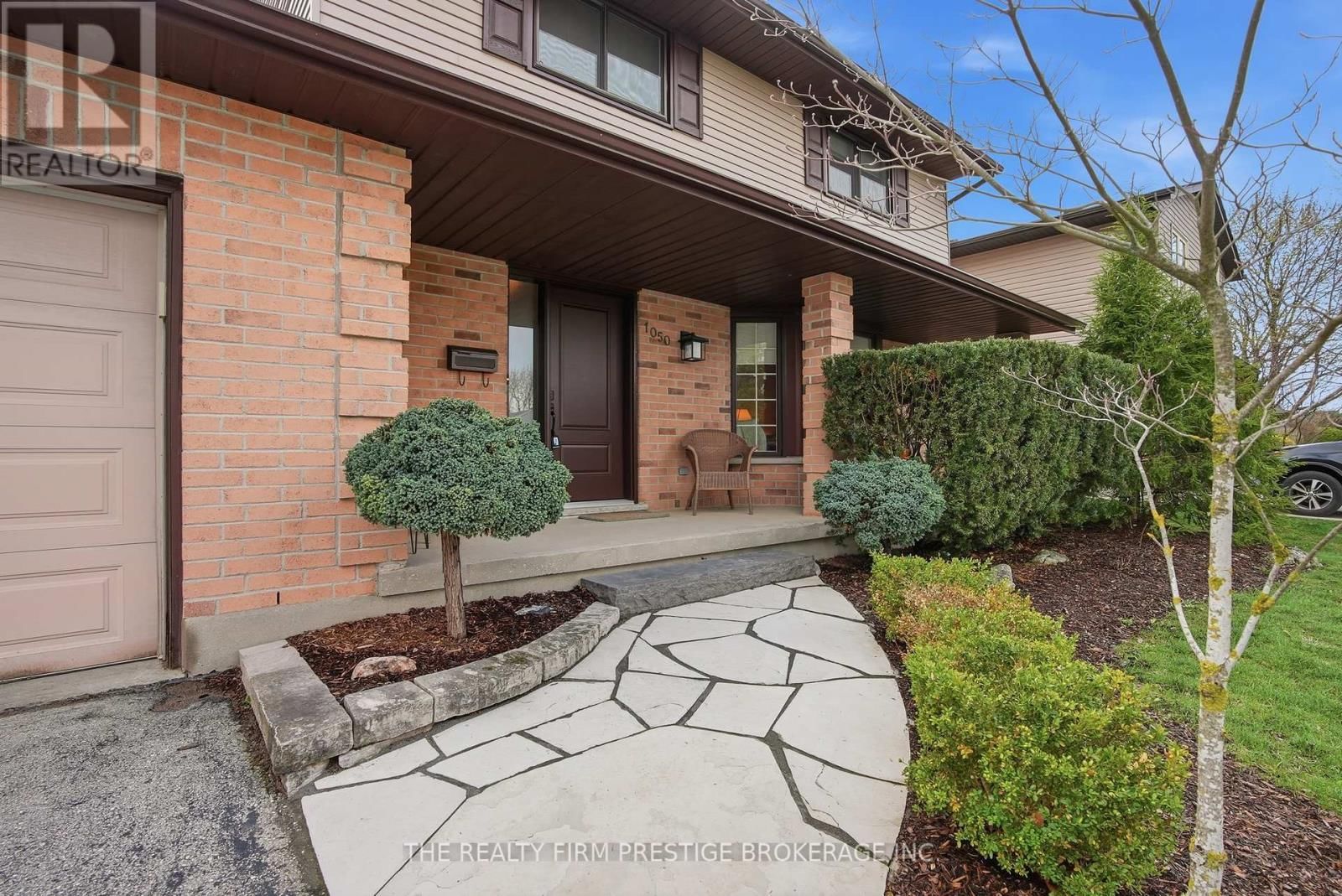 1050 MAHOGANY CRESCENT Image 3