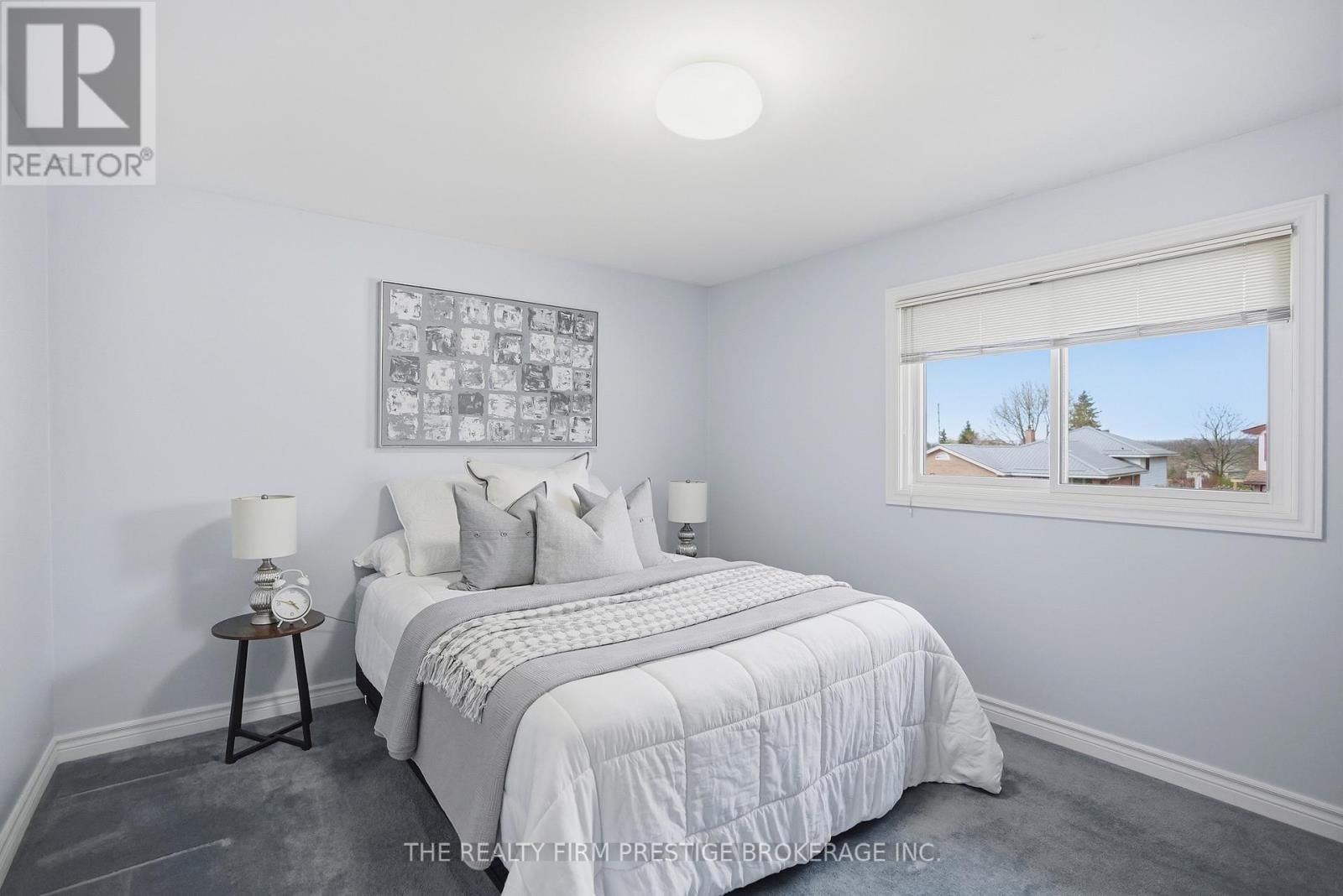 1050 MAHOGANY CRESCENT Image 30