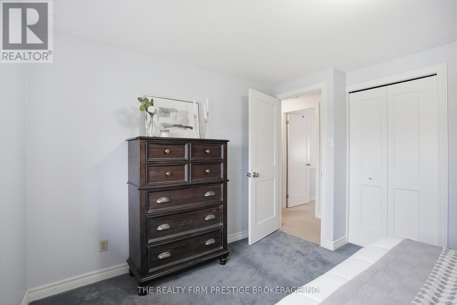 1050 MAHOGANY CRESCENT Image 31