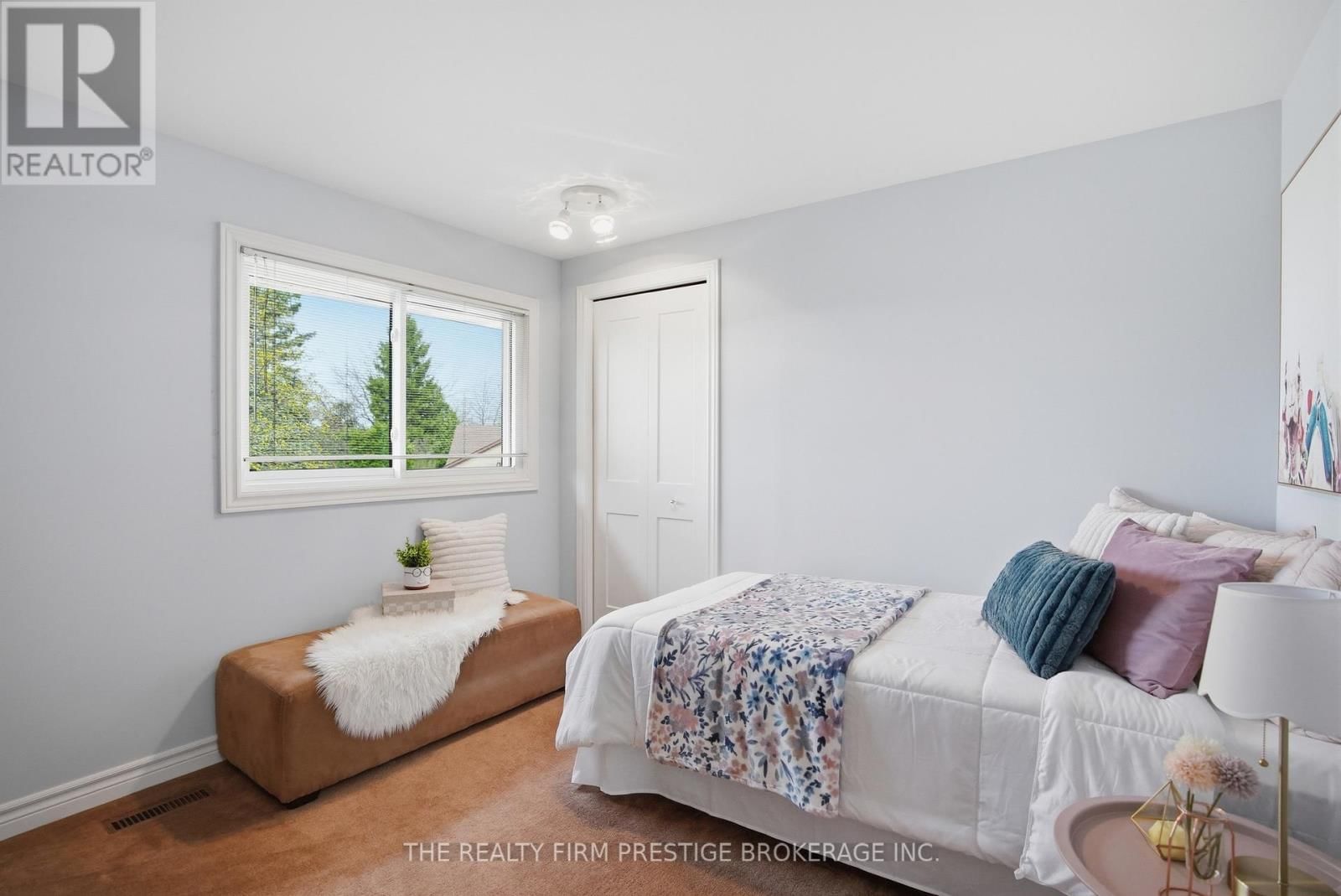 1050 MAHOGANY CRESCENT Image 32