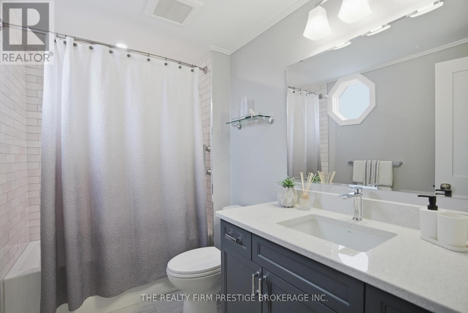 1050 MAHOGANY CRESCENT Image 33