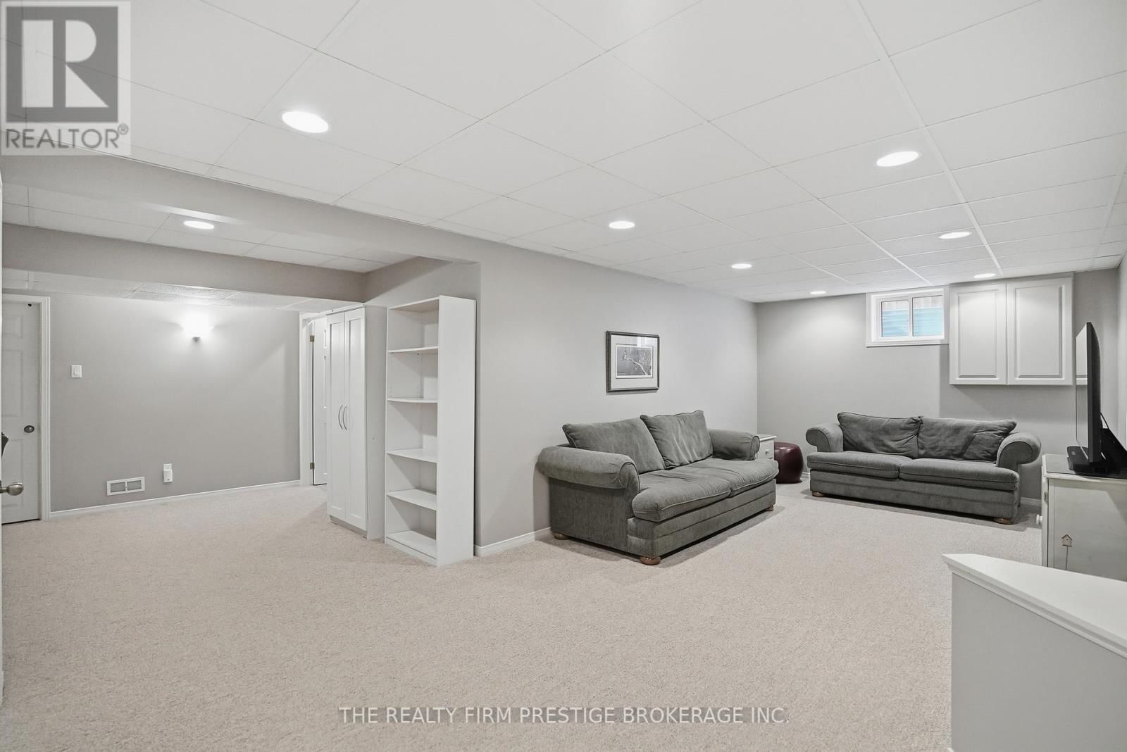 1050 MAHOGANY CRESCENT Image 34