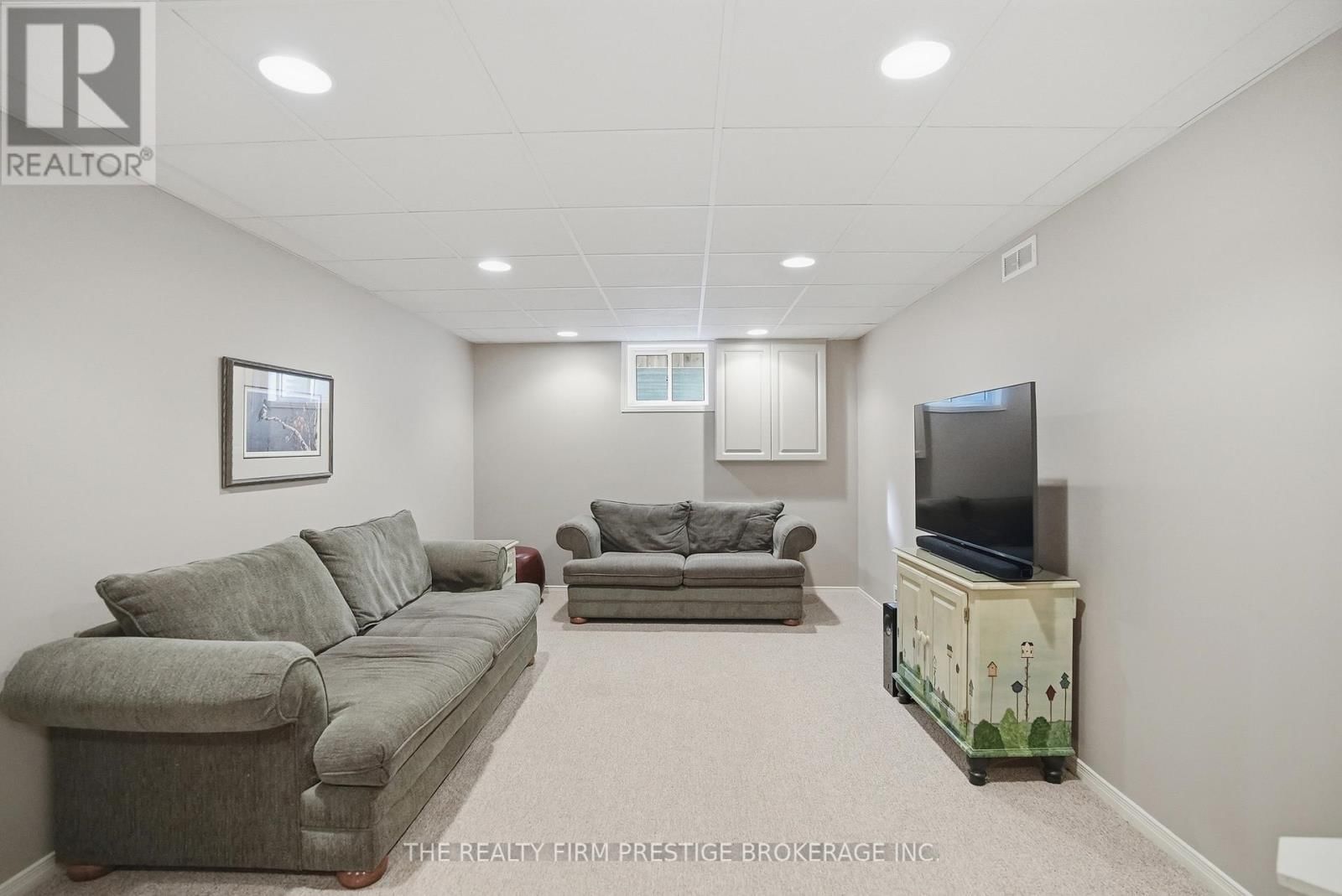 1050 MAHOGANY CRESCENT Image 35