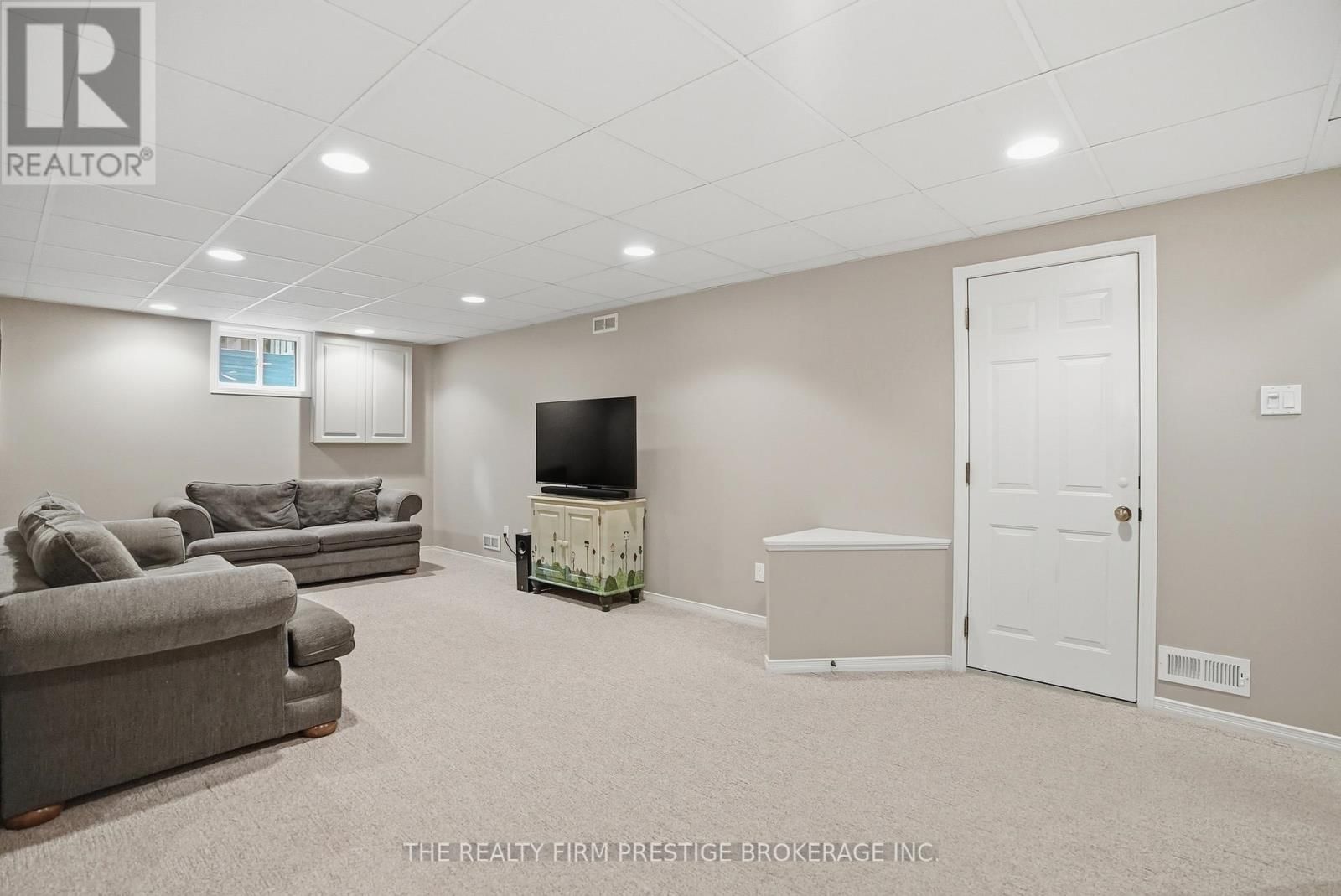 1050 MAHOGANY CRESCENT Image 36