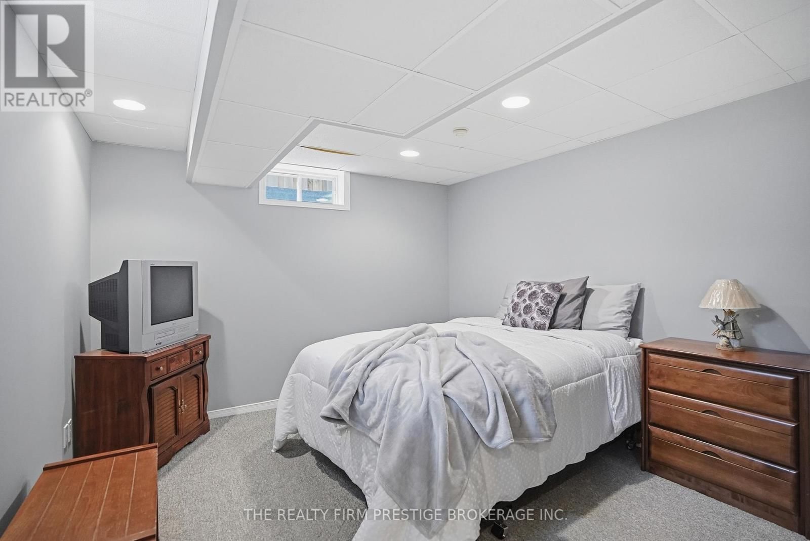 1050 MAHOGANY CRESCENT Image 38