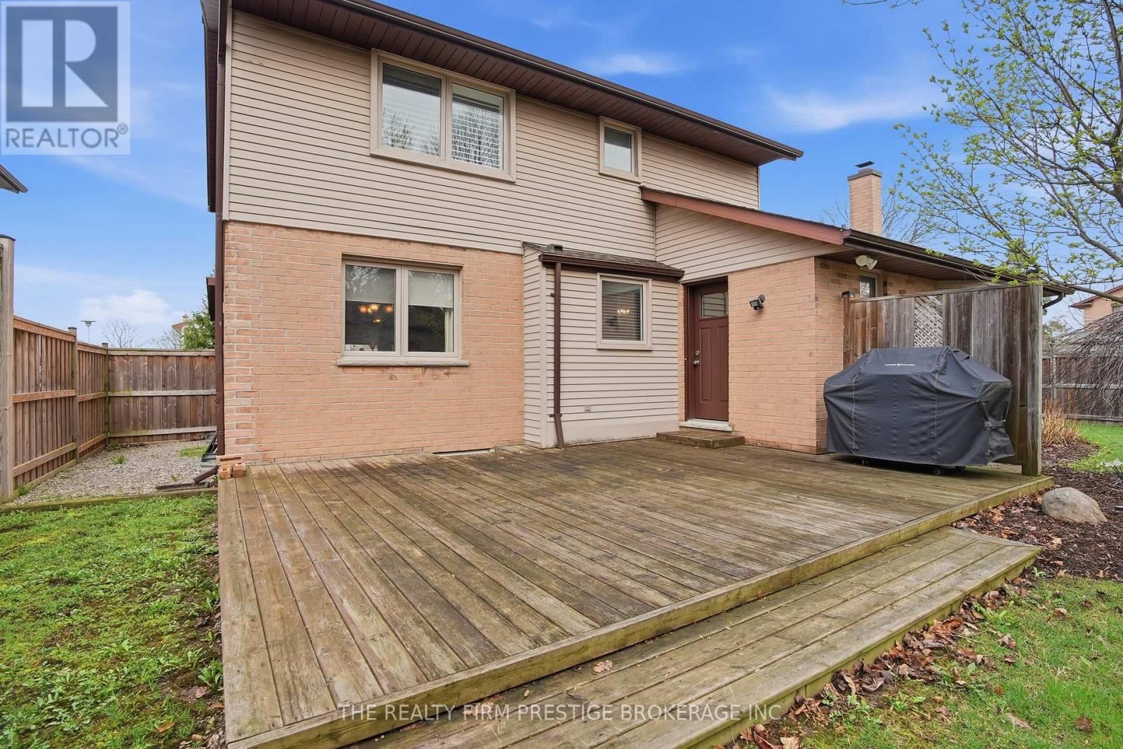 1050 MAHOGANY CRESCENT Image 41