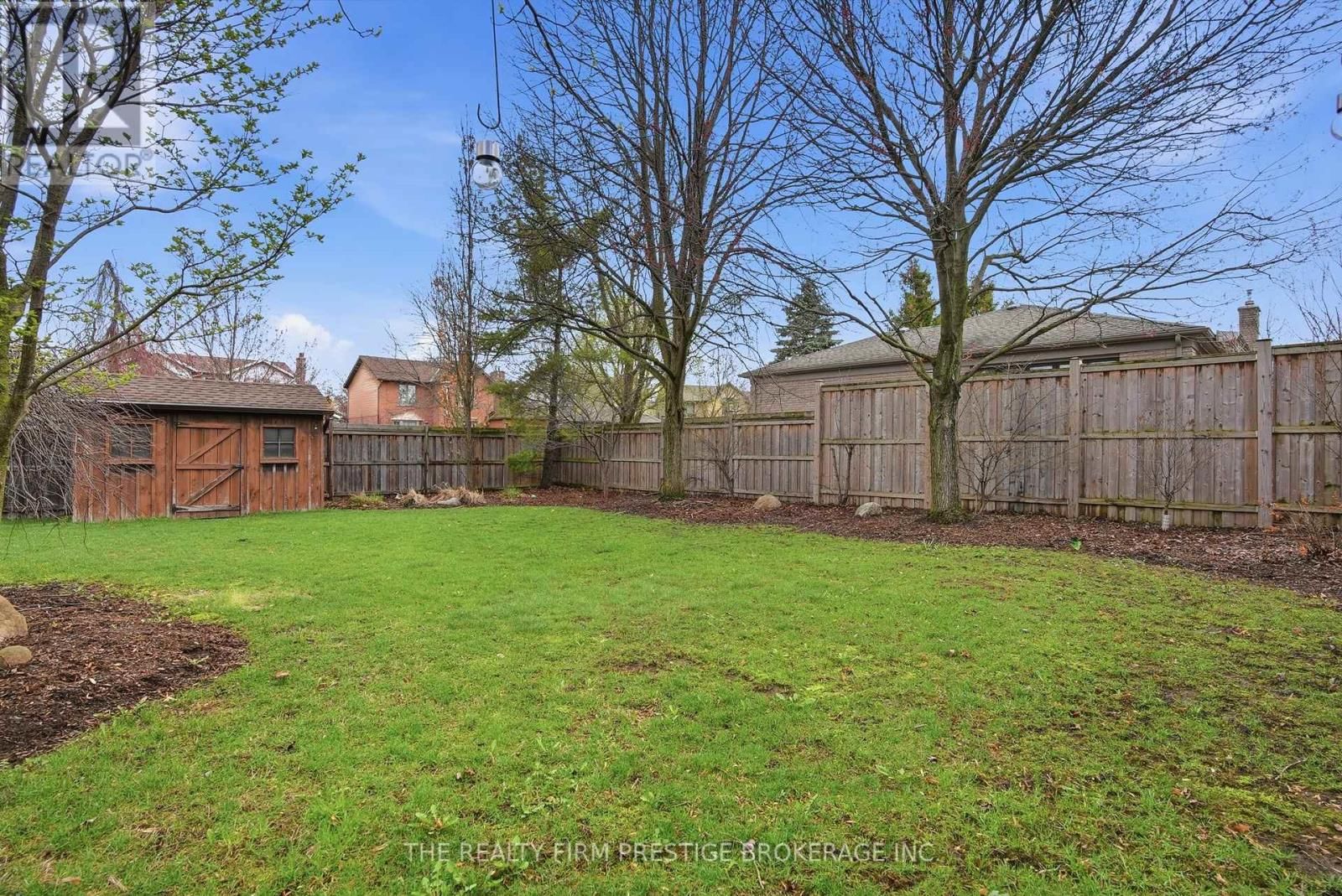 1050 MAHOGANY CRESCENT Image 43