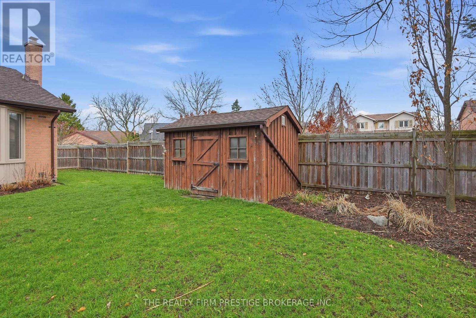 1050 MAHOGANY CRESCENT Image 44