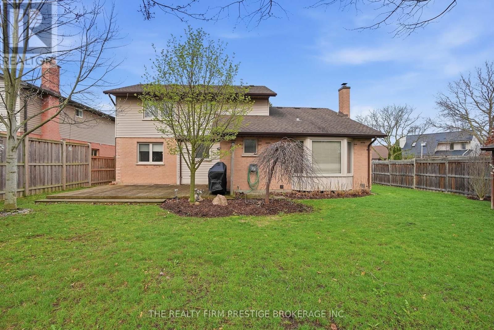 1050 MAHOGANY CRESCENT Image 47