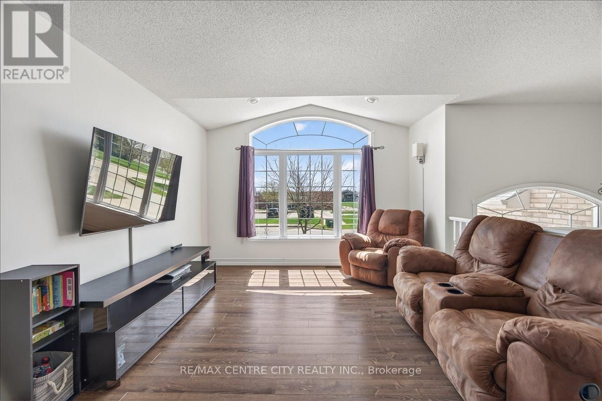 71 MIDDLESEX DRIVE Image 8