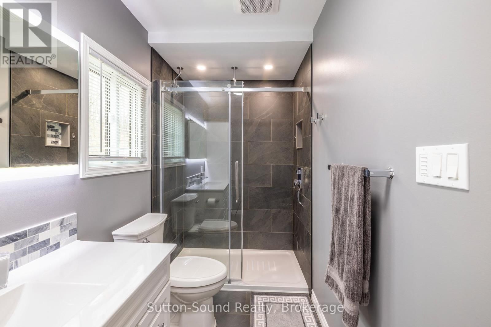 138 MACINTOSH DRIVE Image 17