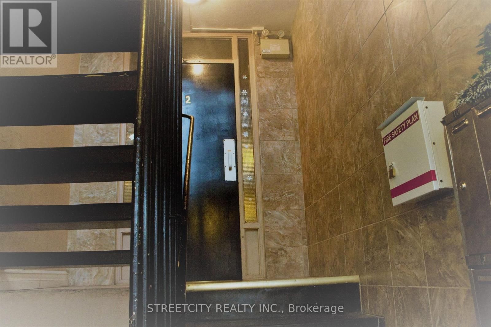 26 - 220 ASHLAND AVENUE EAST Image 2