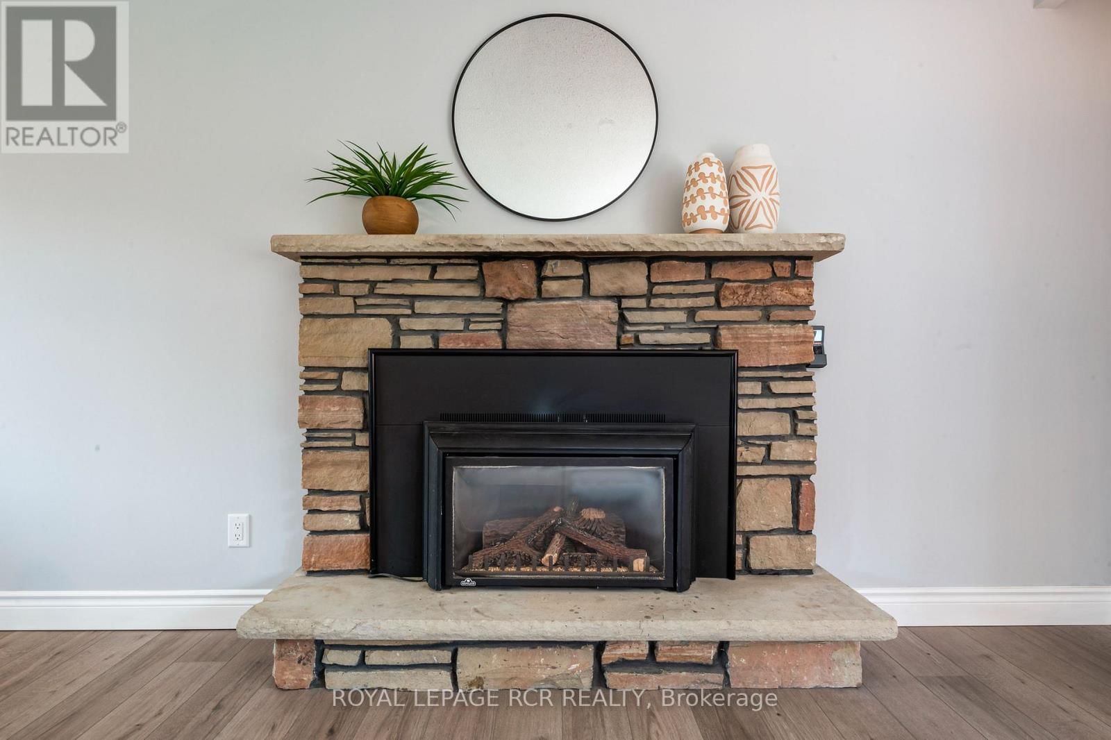 24 RANDY AVENUE Image 11