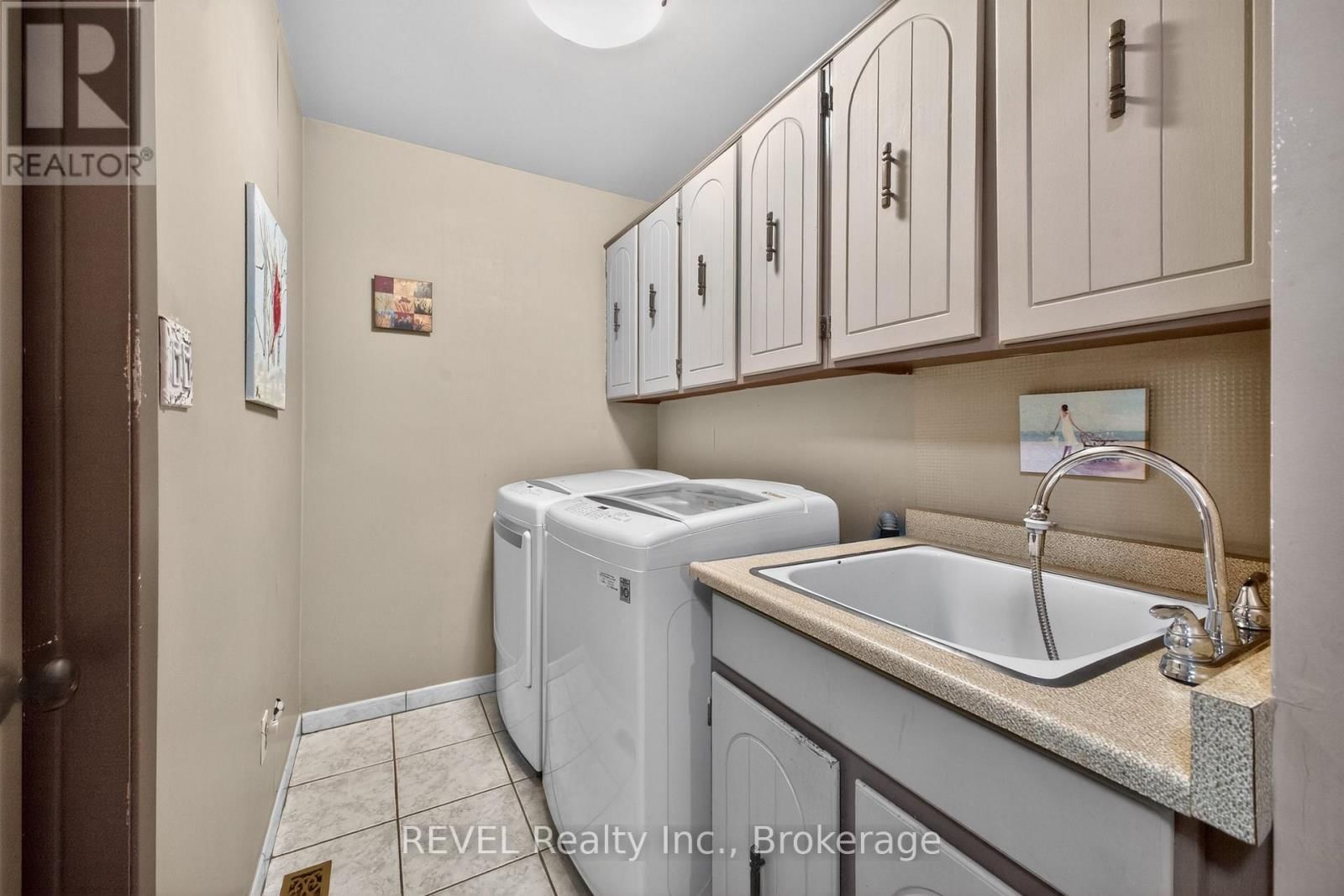 698 DAYTONA DRIVE Image 26