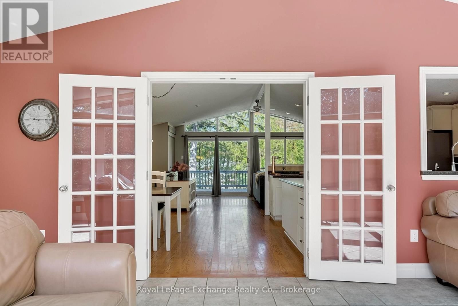 906 VICTORIA ROAD Image 18