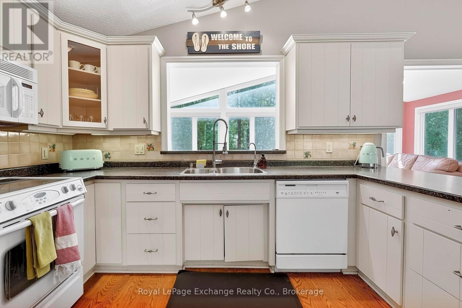 906 VICTORIA ROAD Image 21