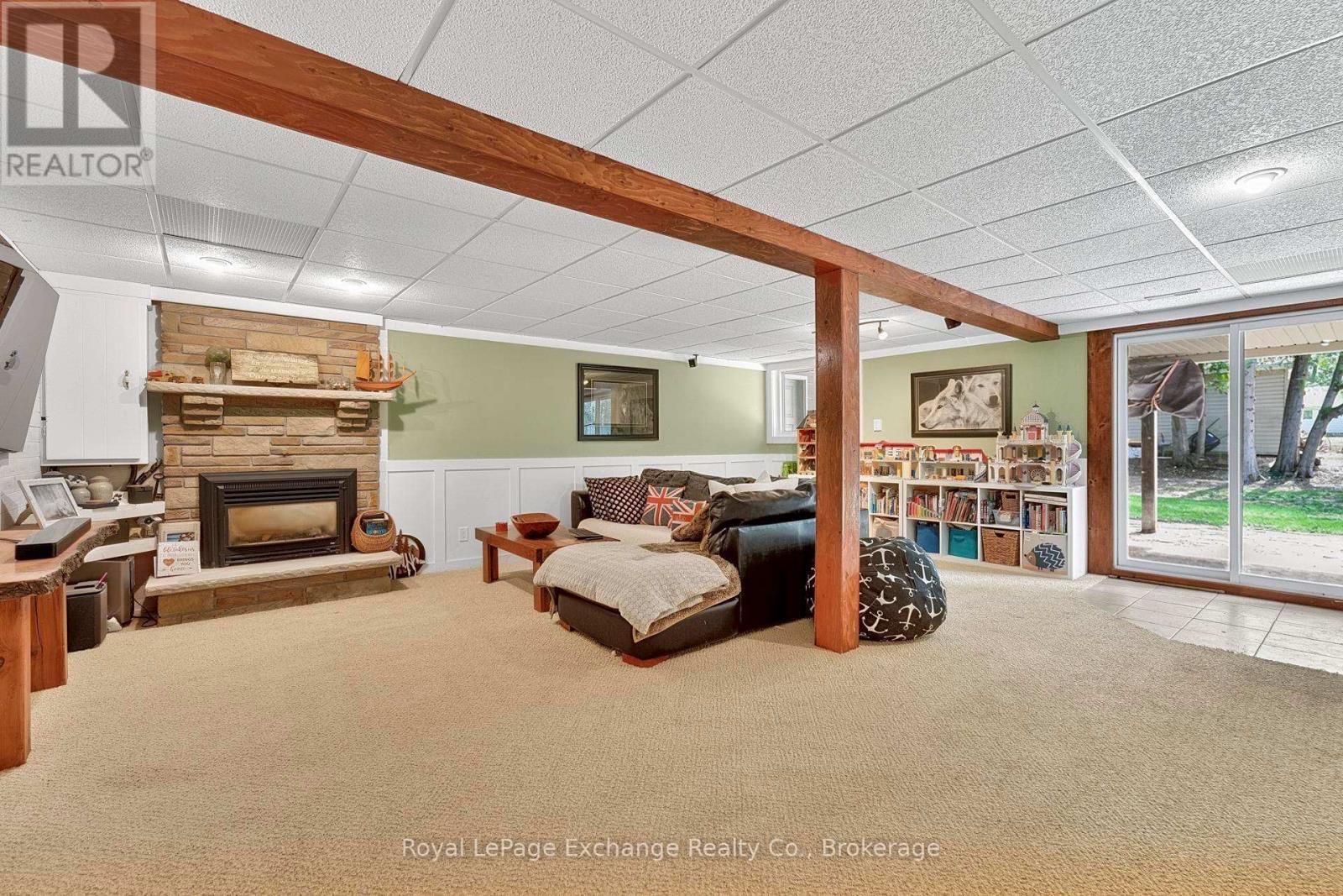 906 VICTORIA ROAD Image 34