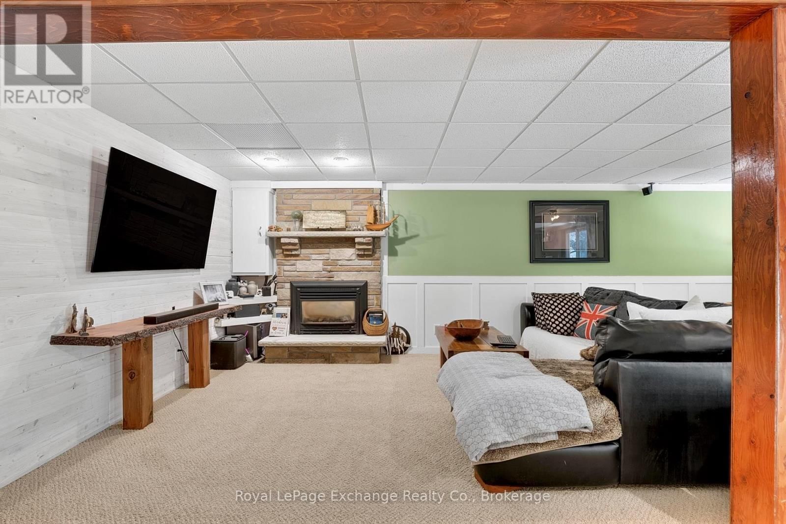 906 VICTORIA ROAD Image 35