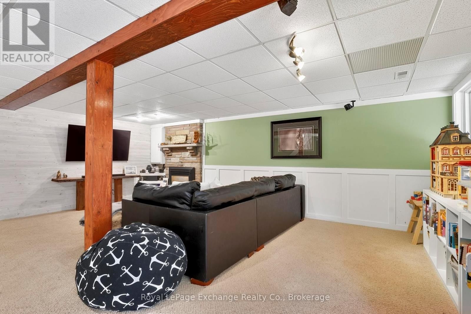 906 VICTORIA ROAD Image 36