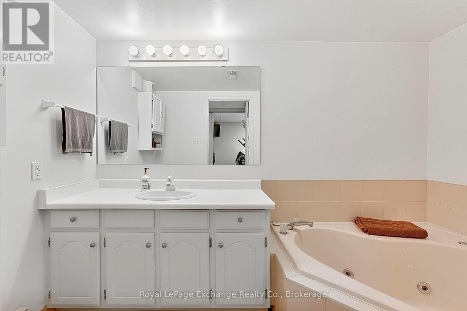 906 VICTORIA ROAD Image 39