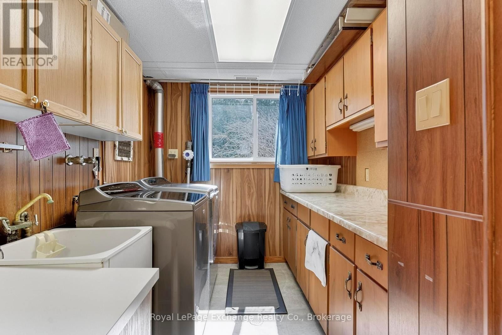 906 VICTORIA ROAD Image 40