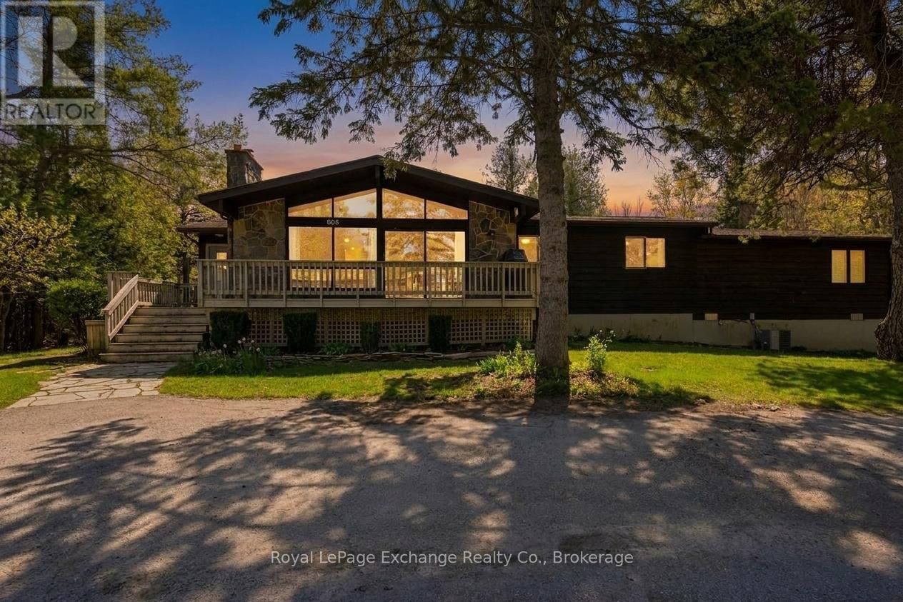 906 VICTORIA ROAD Image 45