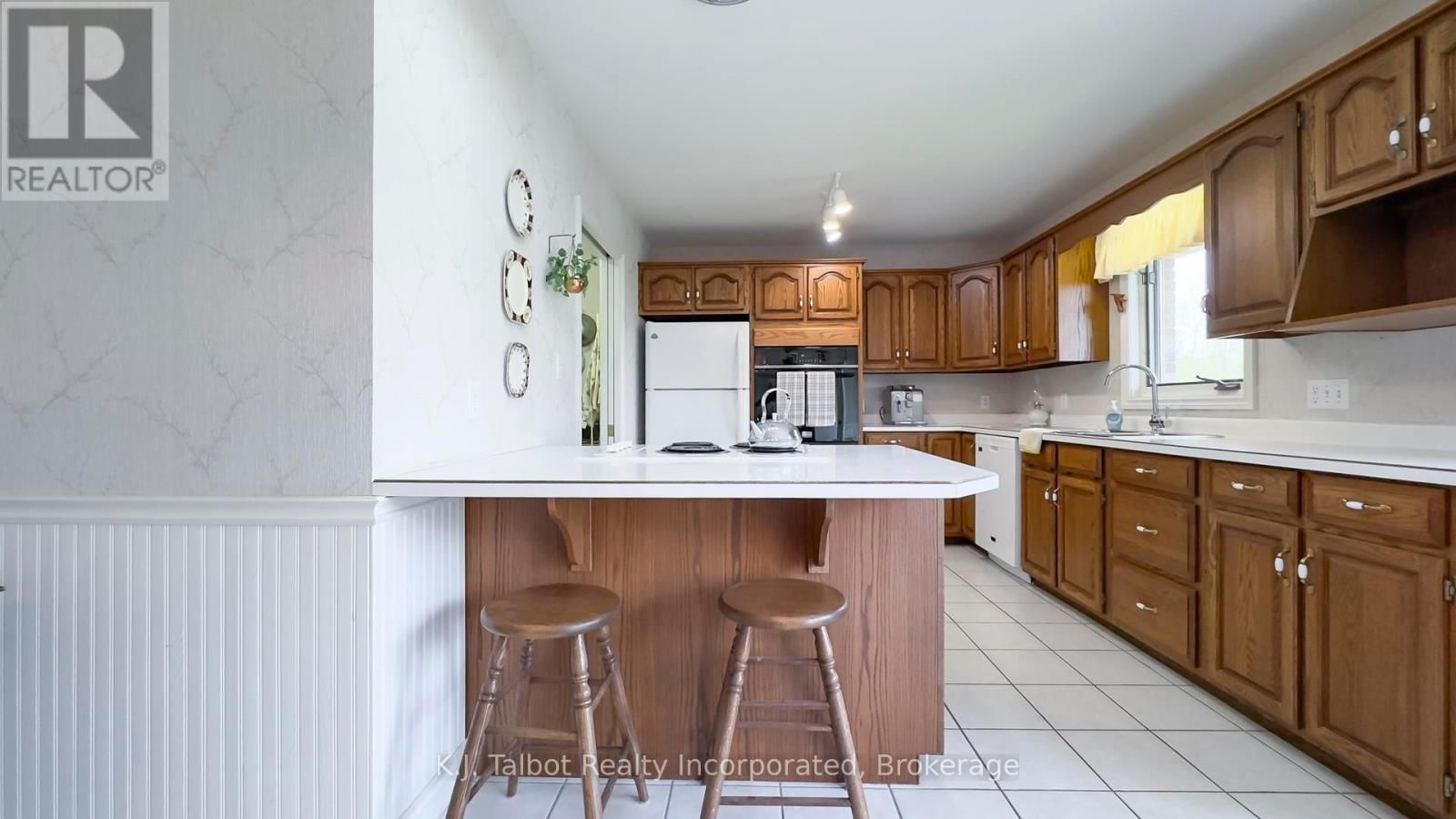 386 TEMPLETON STREET Image 27