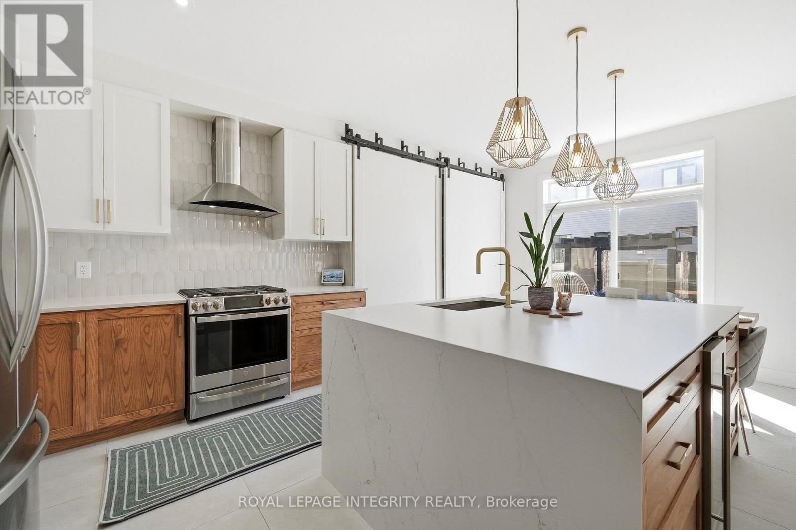 525 YELLOW BIRCH STREET Image 16