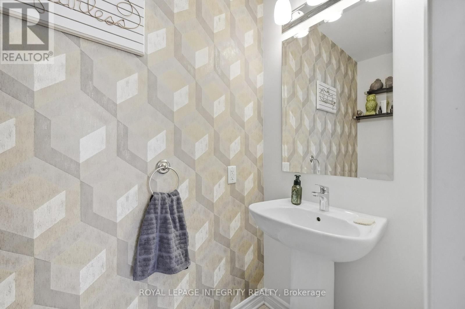 525 YELLOW BIRCH STREET Image 17