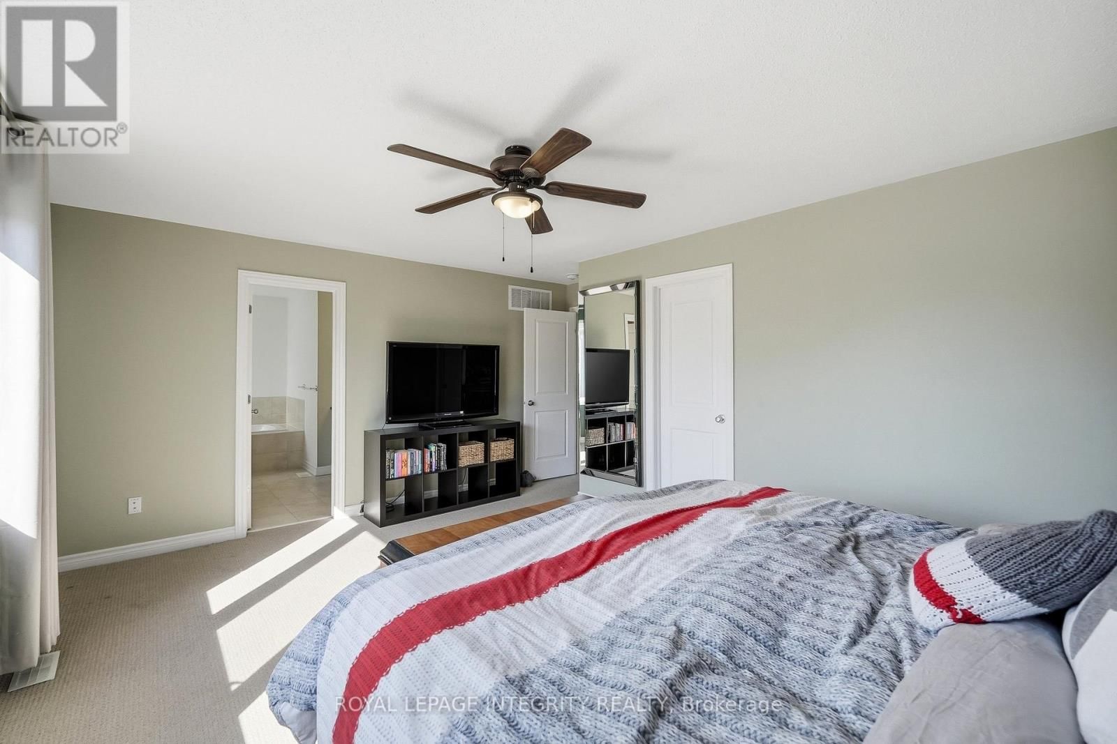 525 YELLOW BIRCH STREET Image 23