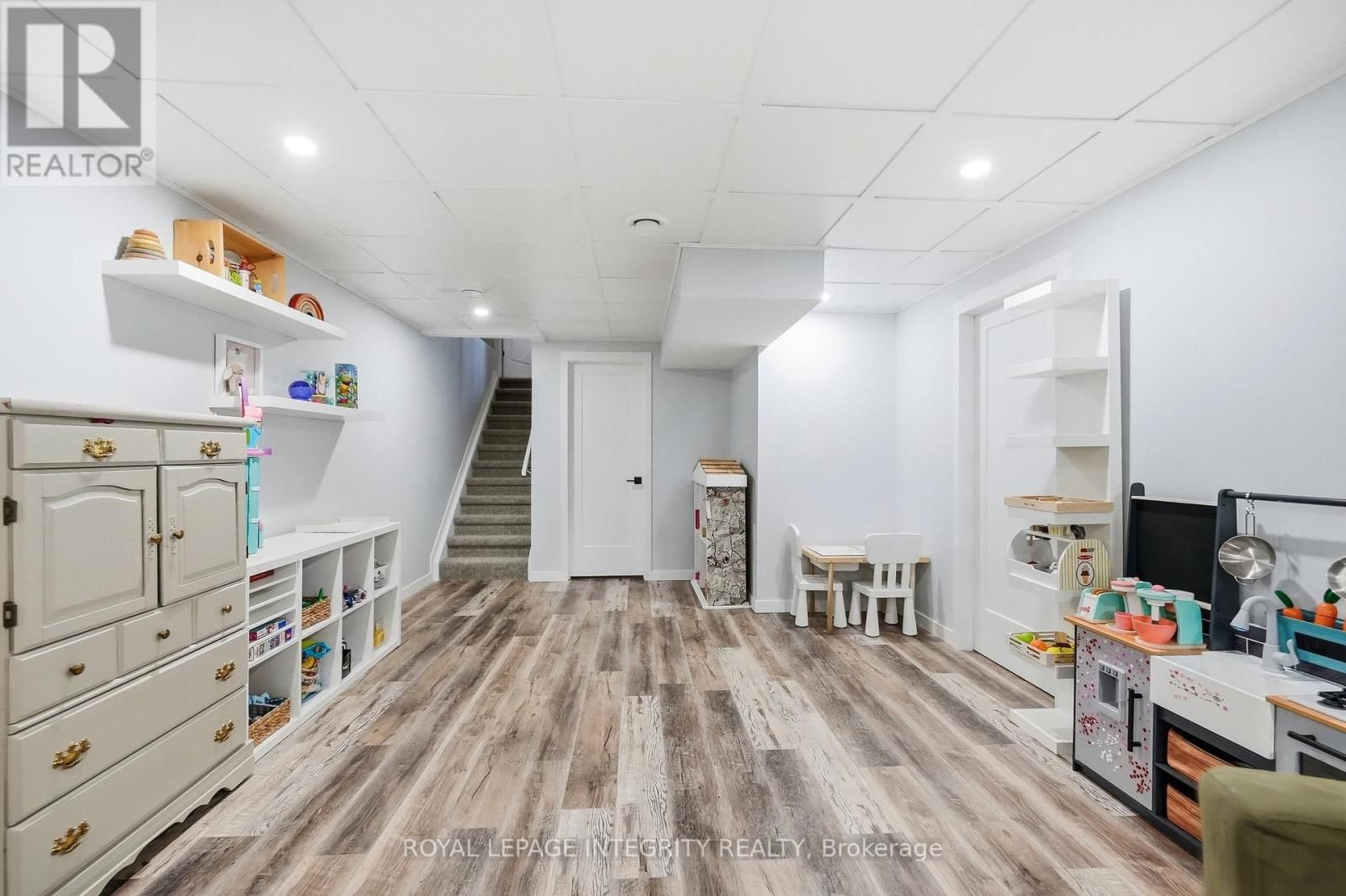 525 YELLOW BIRCH STREET Image 30