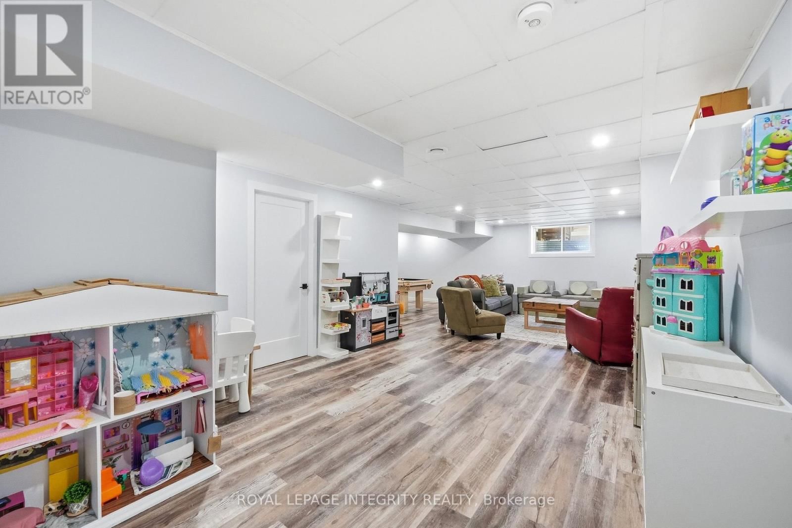 525 YELLOW BIRCH STREET Image 31