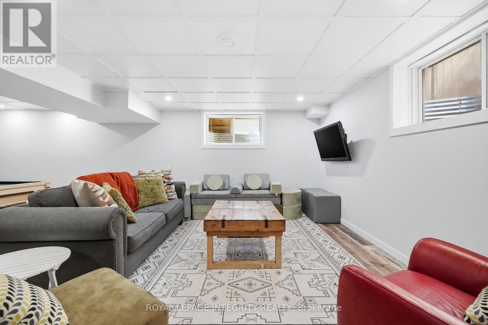 525 YELLOW BIRCH STREET Image 32