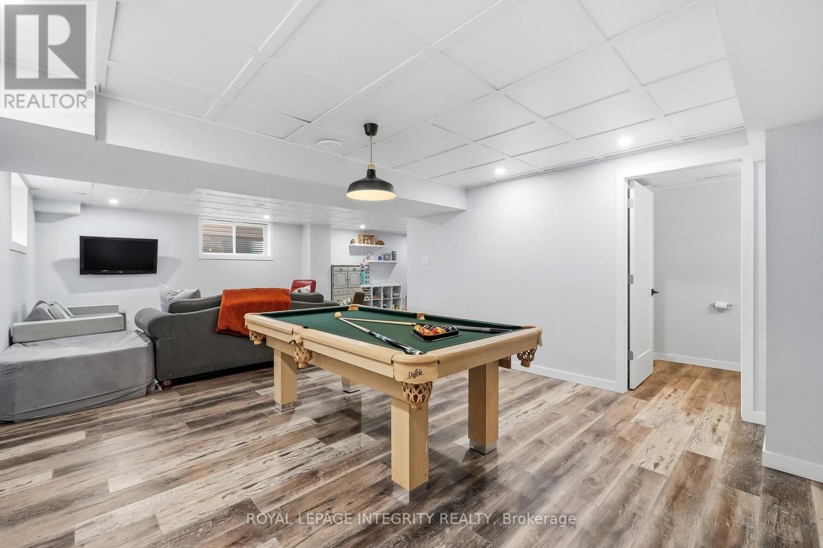 525 YELLOW BIRCH STREET Image 36