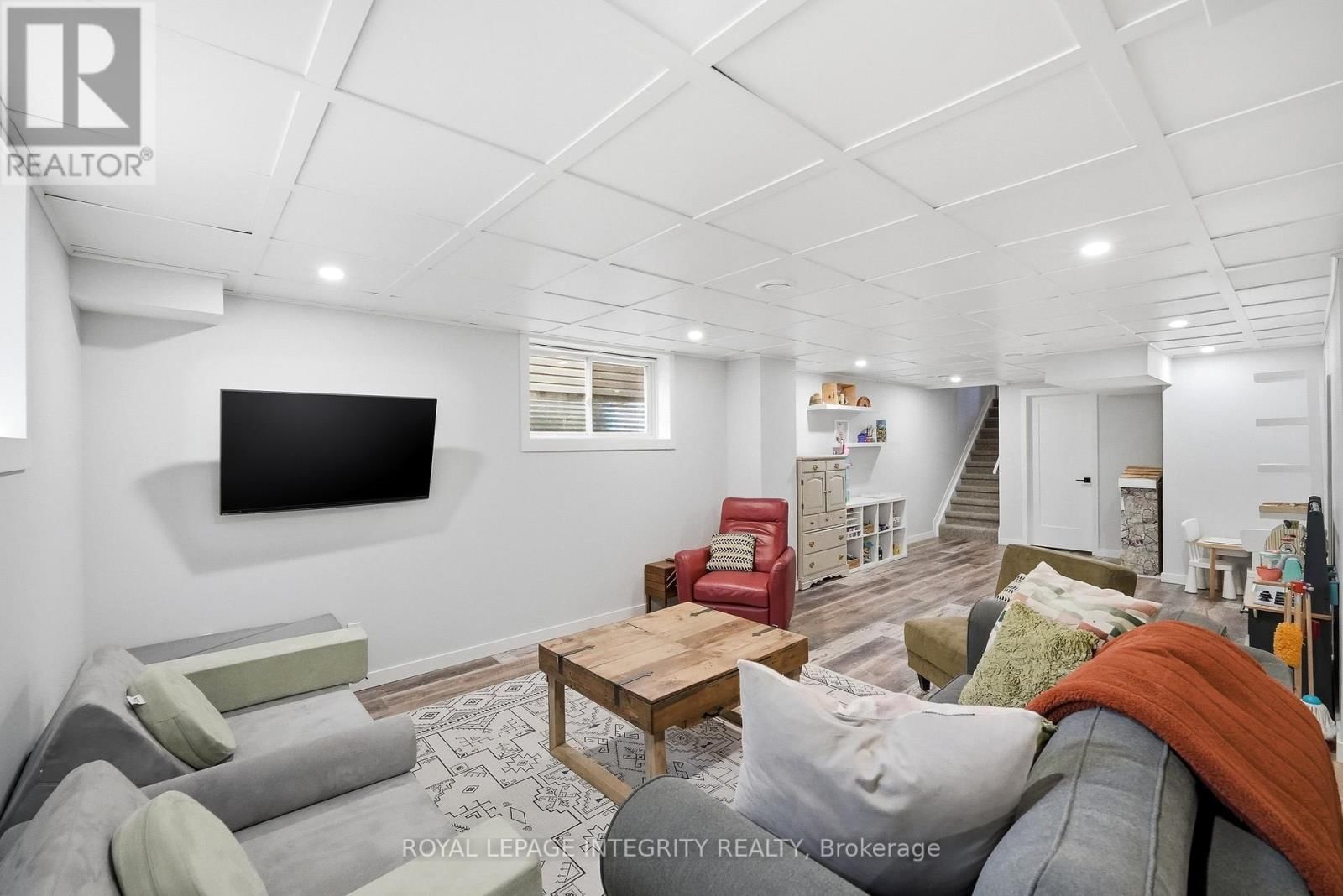 525 YELLOW BIRCH STREET Image 39