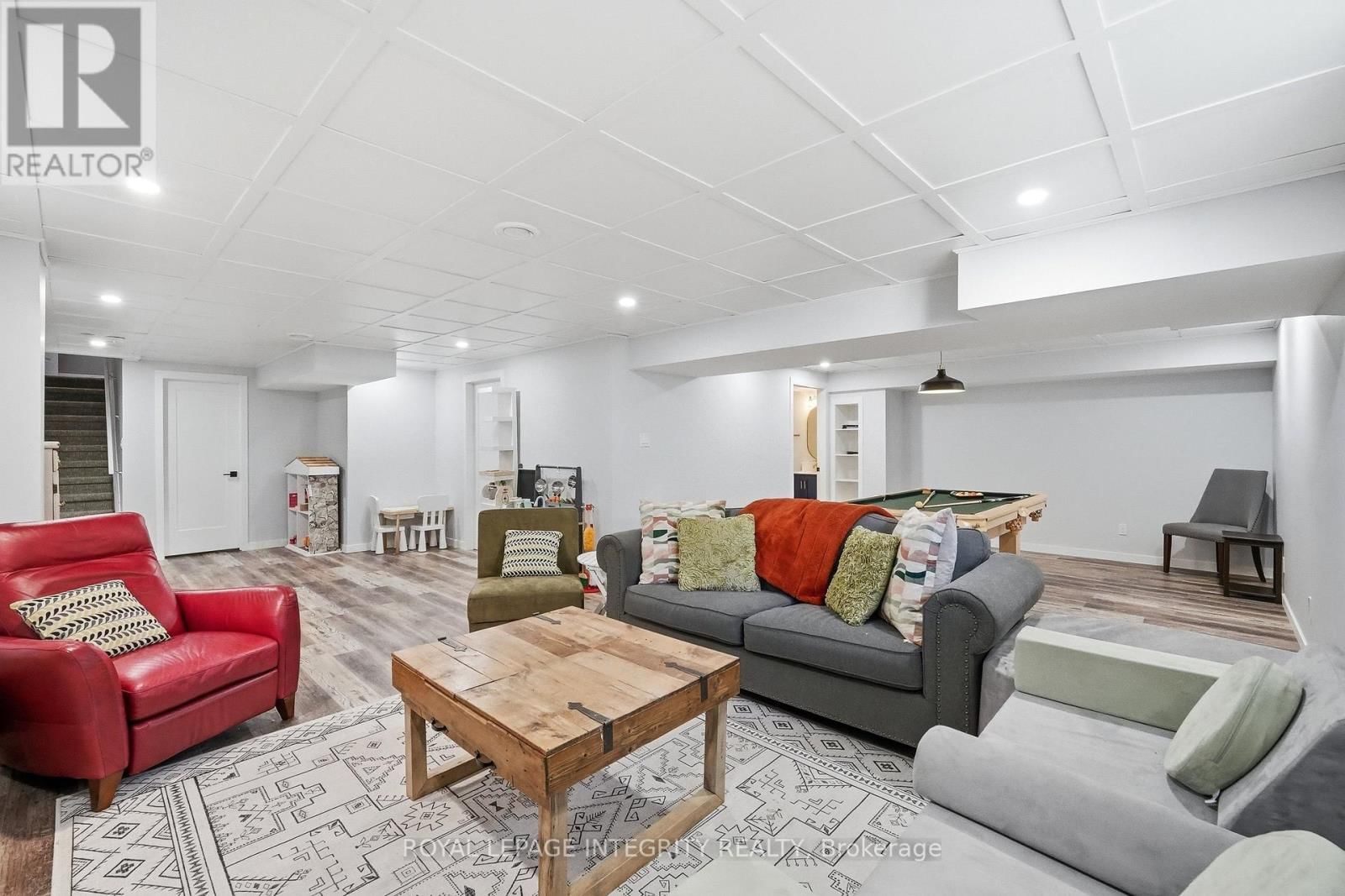 525 YELLOW BIRCH STREET Image 42