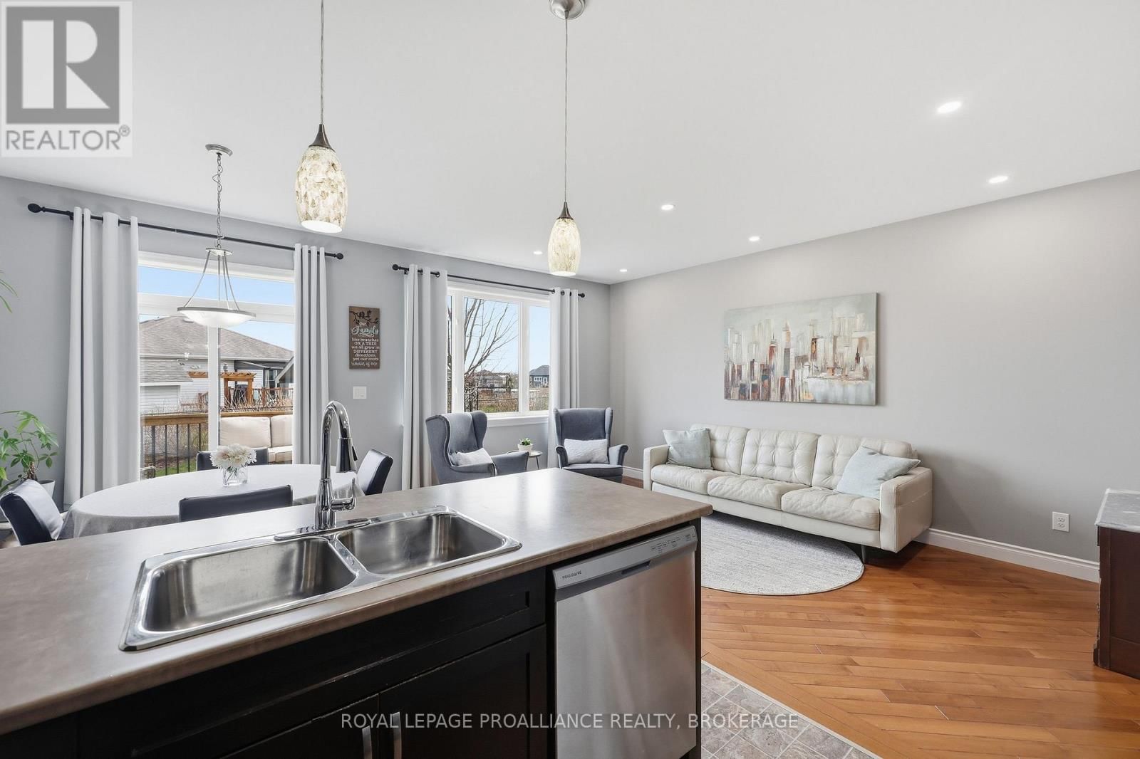 136 SIMURDA COURT Image 22