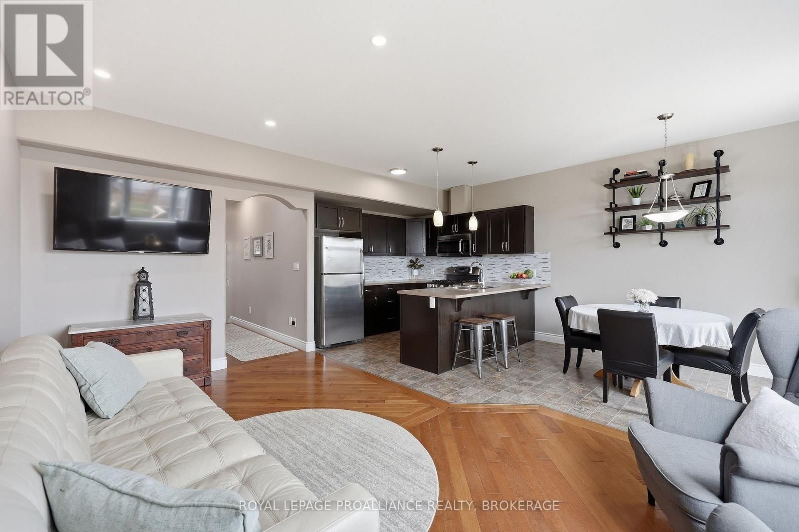 136 SIMURDA COURT Image 24