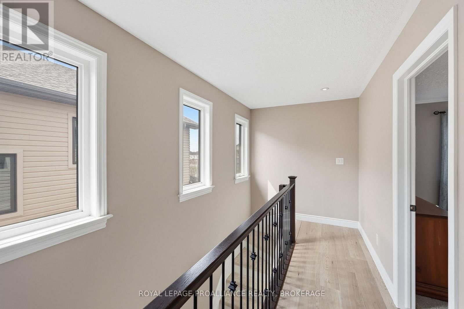 136 SIMURDA COURT Image 28