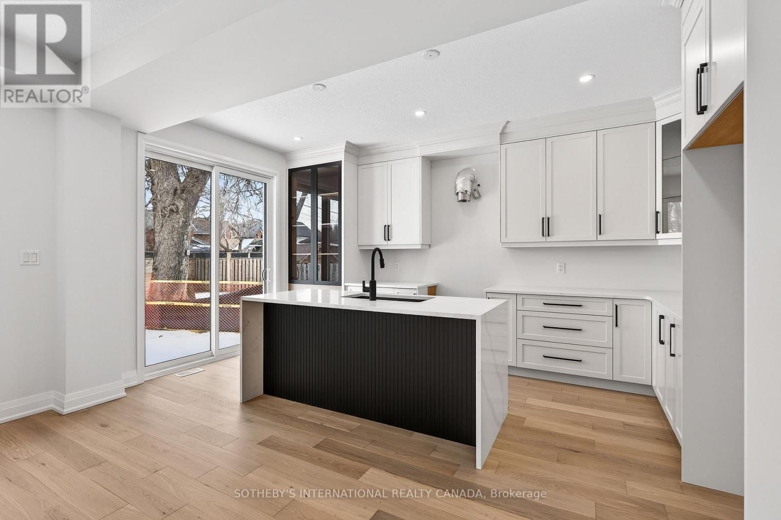 42 RICH AVENUE Image 13