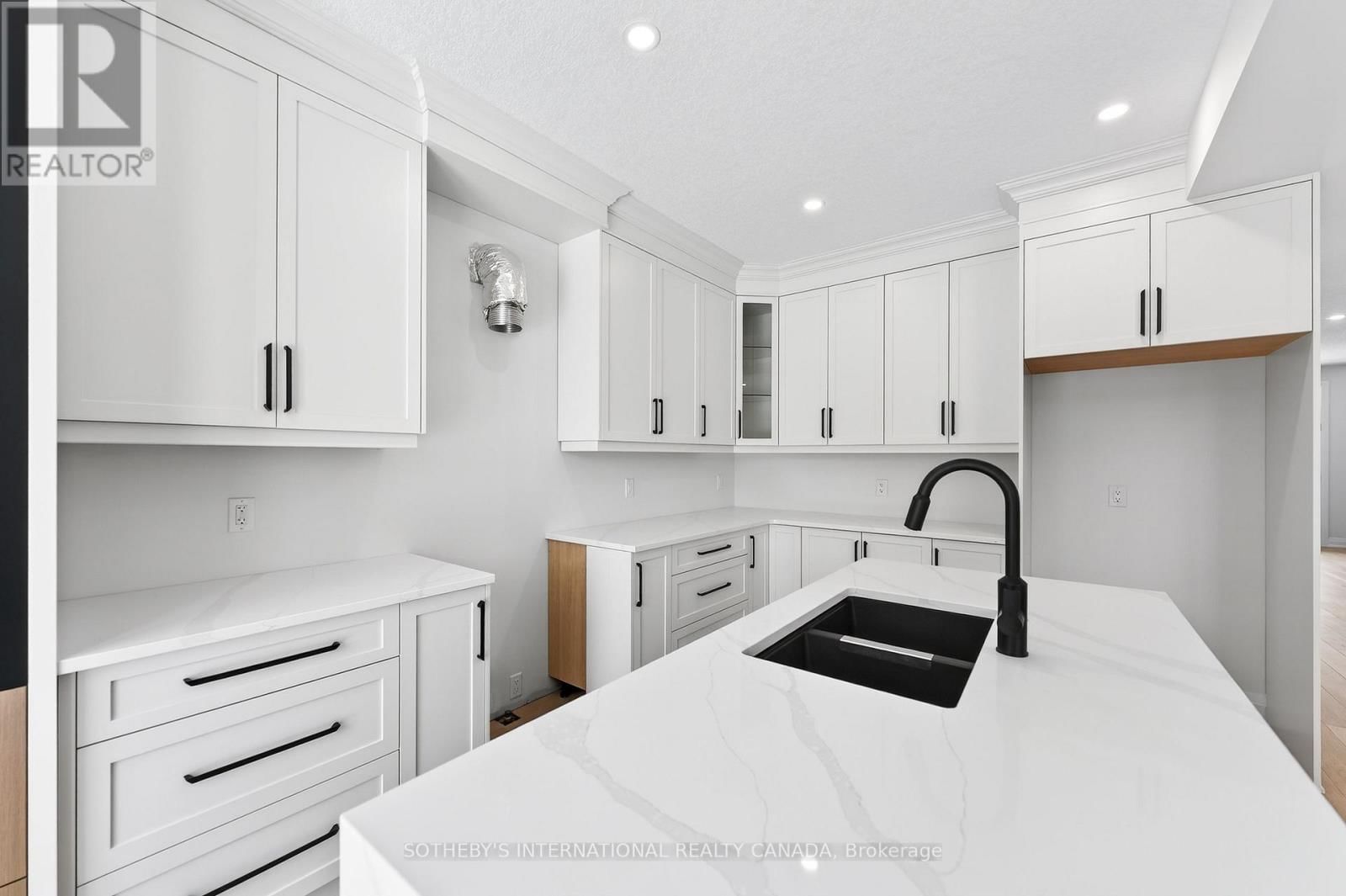 42 RICH AVENUE Image 14