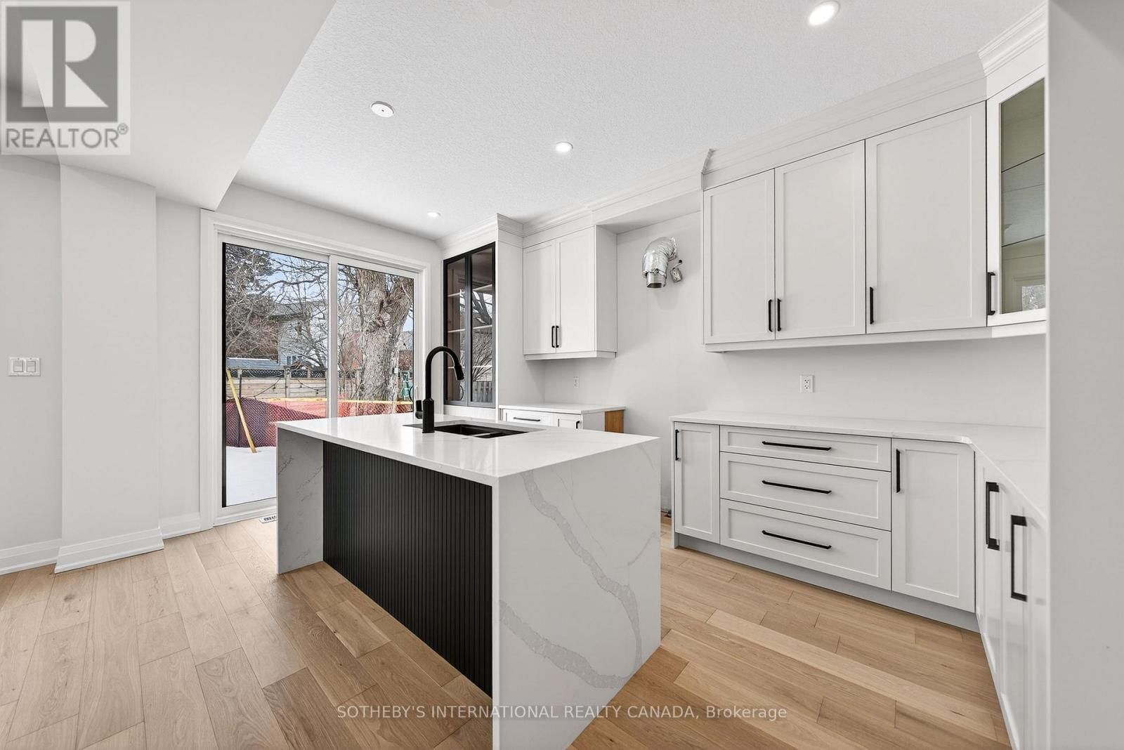 42 RICH AVENUE Image 15