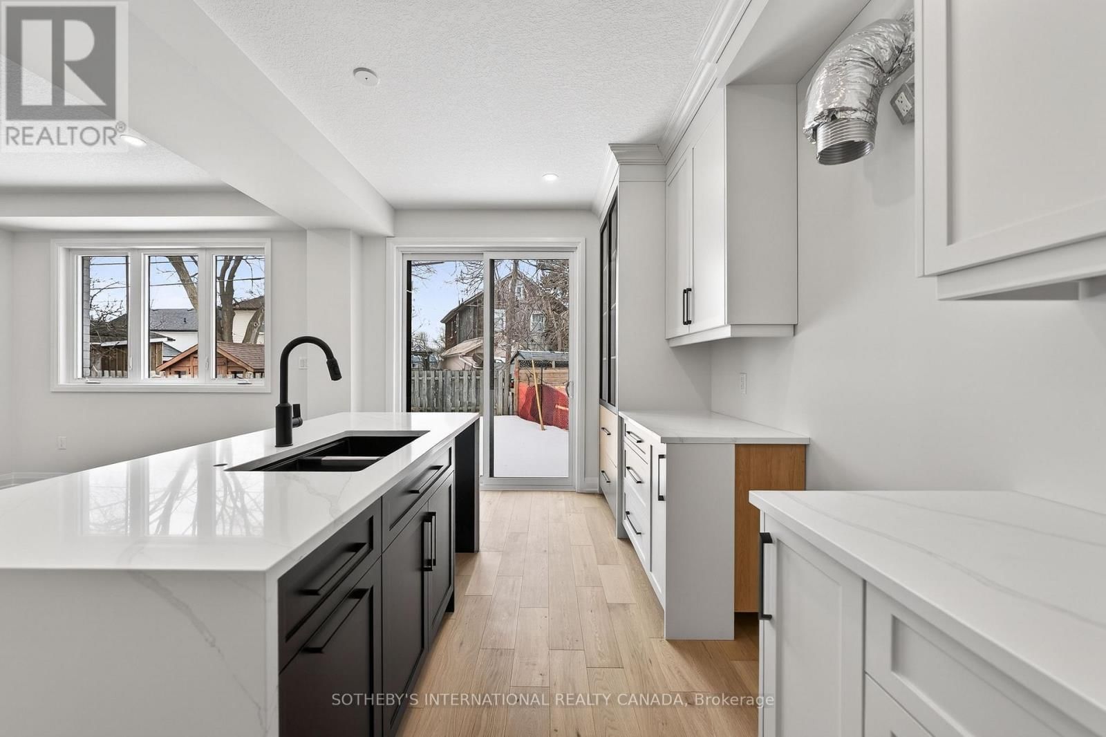 42 RICH AVENUE Image 16