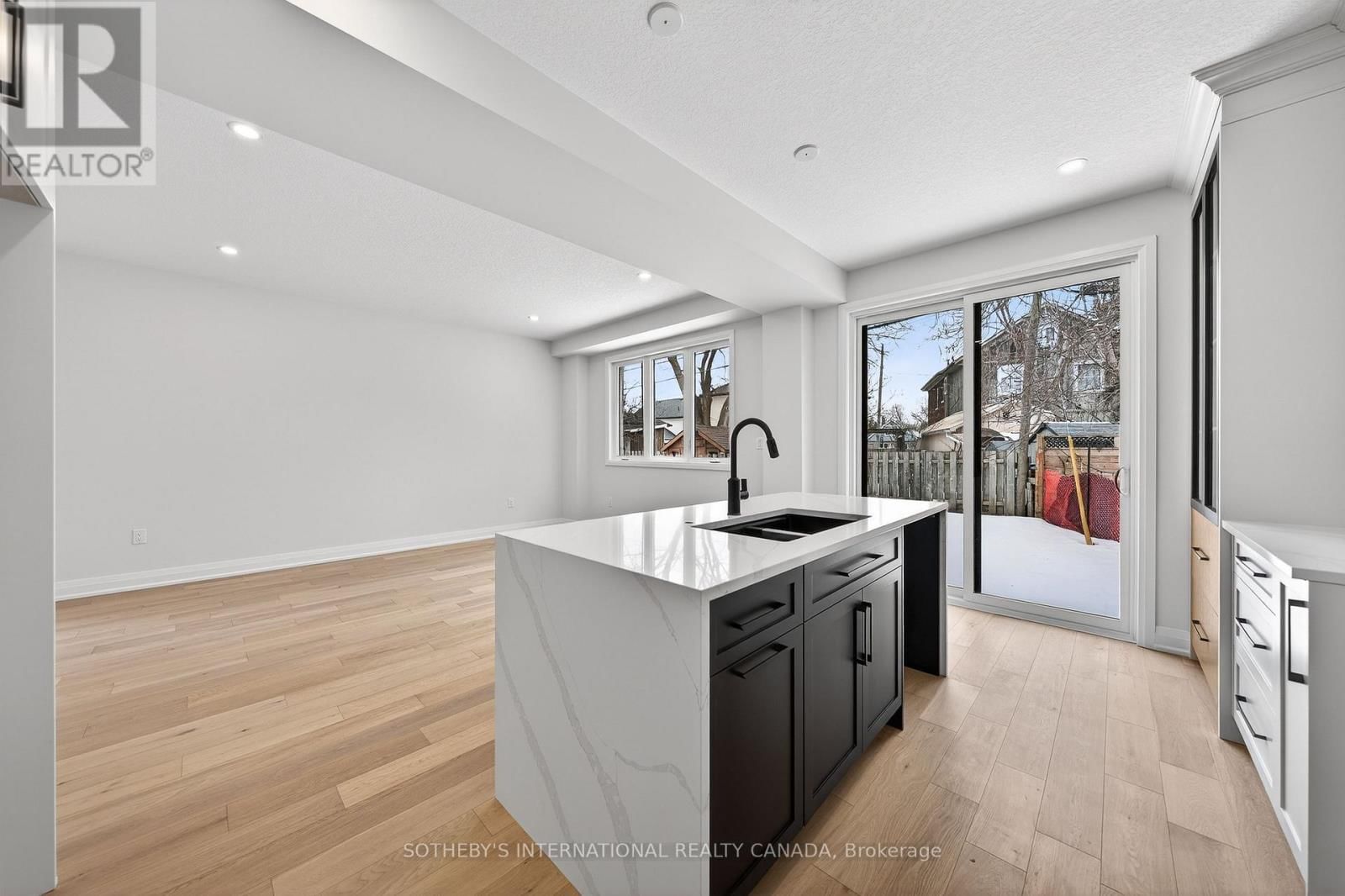 42 RICH AVENUE Image 17