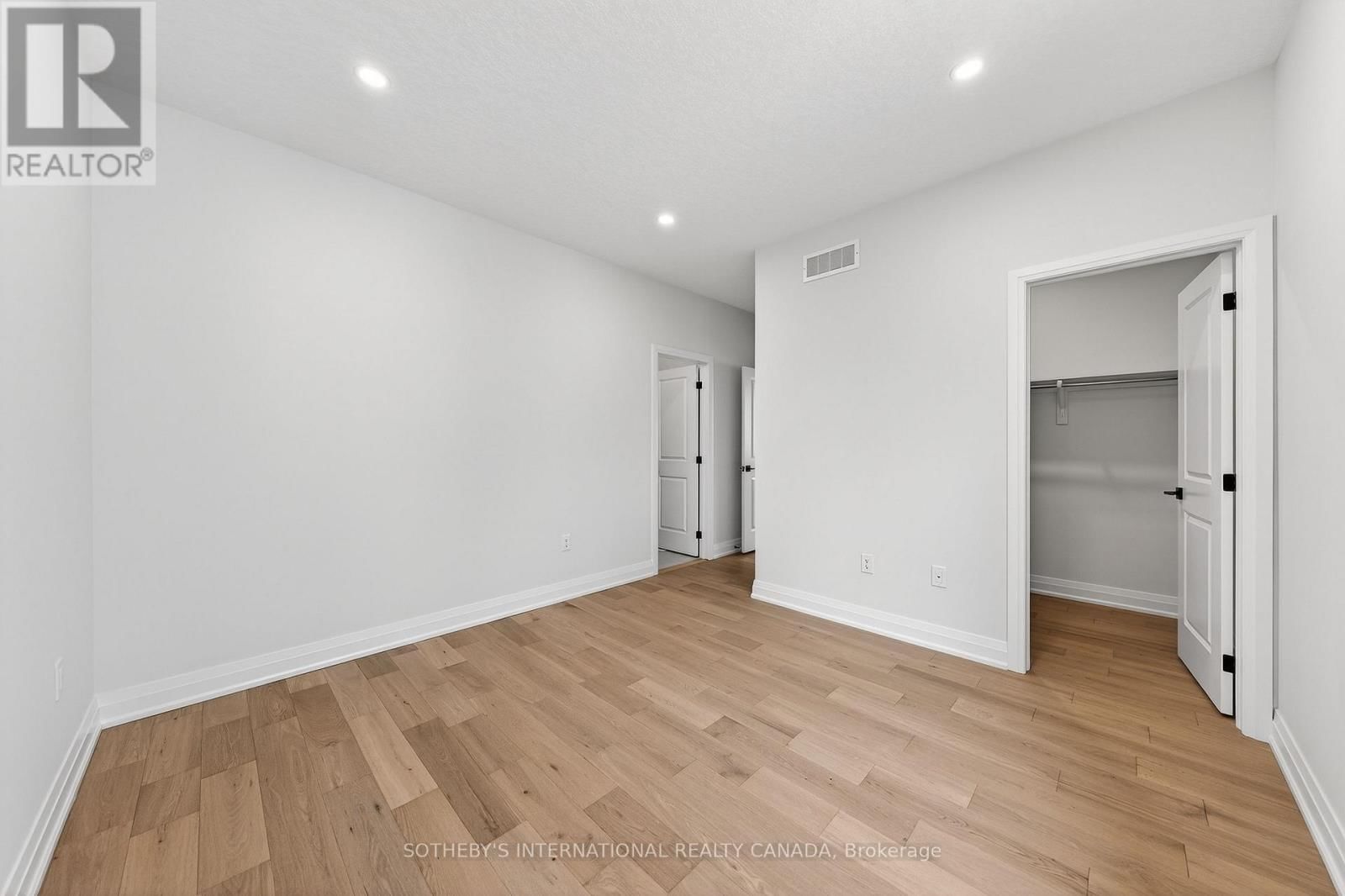 42 RICH AVENUE Image 20