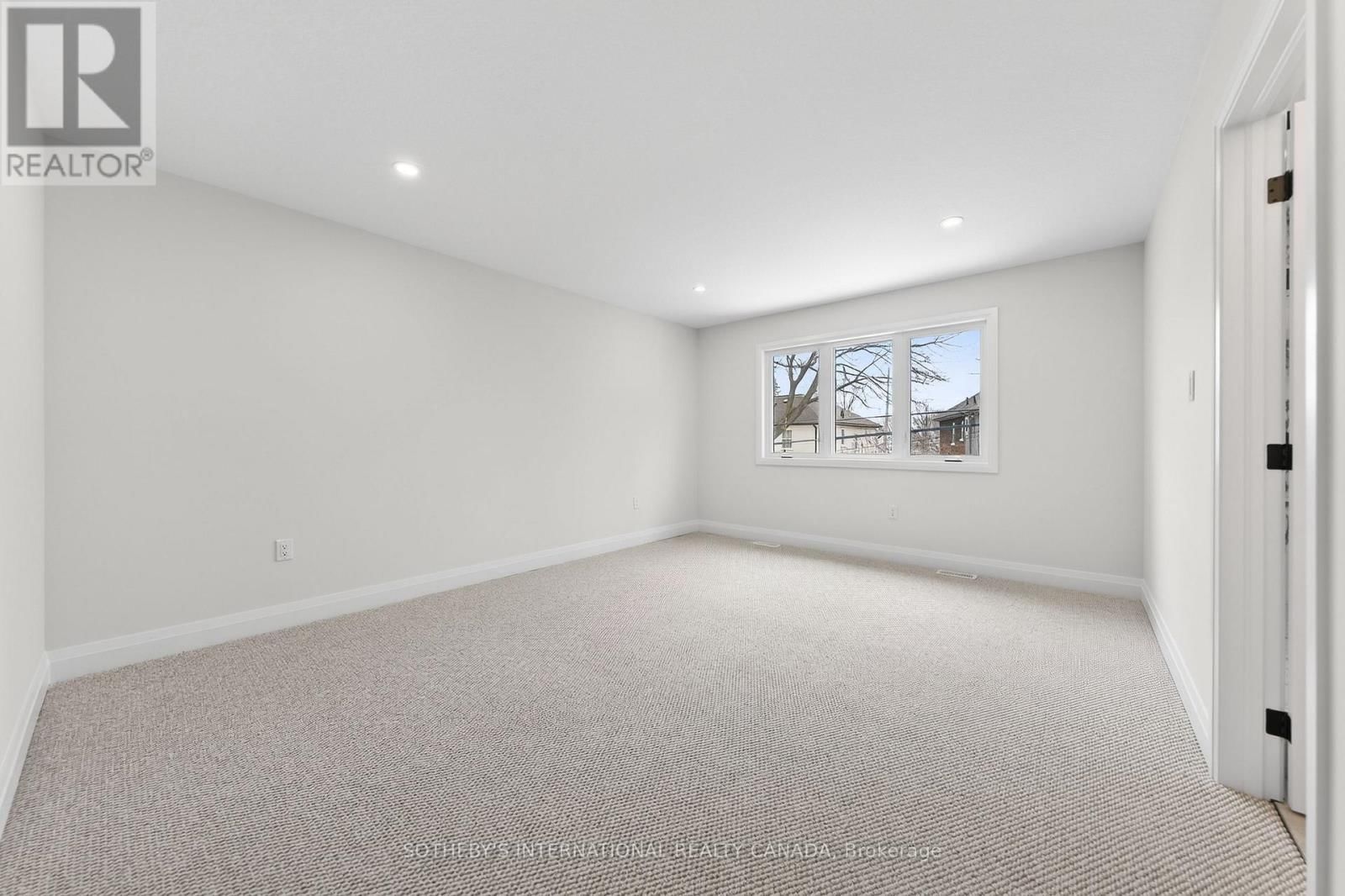 42 RICH AVENUE Image 25