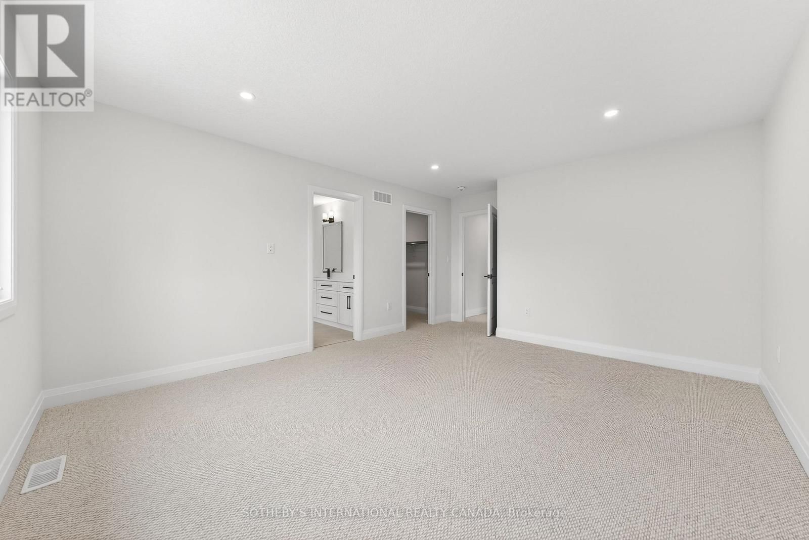 42 RICH AVENUE Image 26